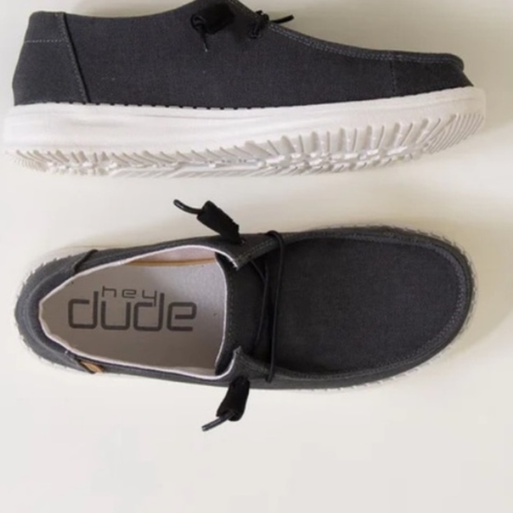 Hey Dude Wendy Slipon Loafers Sz 8 women
Color: chambray off black EUC